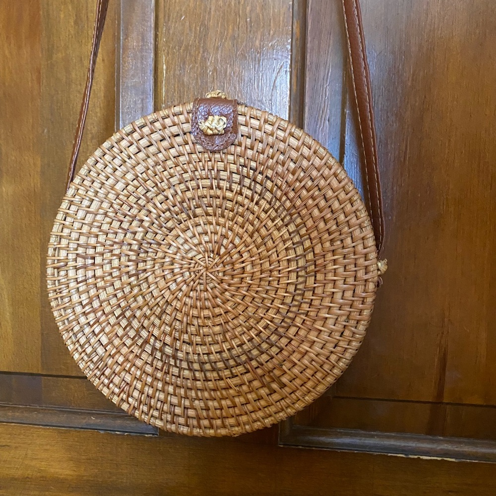 Round, wicker cross-body purse